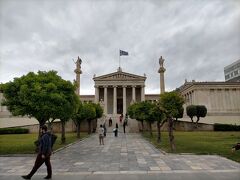 ギリシャ国立図書館の前の歩道が工事をしていて歩道が狭くなっている場所があったのですがそこで再びスリにあいました。
ここでも前回同様に前を歩く男性が歩道が狭くなっている場所でスマホを落とし拾う振りをして通せんぼをします。
後を歩いていた私が立止まると後ろを歩いていたババ―が私のポケットに手を突っ込んでくると言う全く先ほどと同じ手口です。
今回も幸いにもポケットに手が入ってきた時に気付、取られる事は無かったのですが、犯人はすたこらサッサと逃げて行きました。
