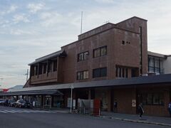 永源寺の紅葉を見るため、近江八幡で一泊。
近江八幡駅は、JRと近江鉄道が乗り入れています。