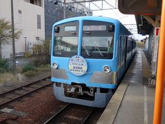 近江鉄道の八日市線に乗って、八日市駅に向かいます。
近江八幡駅からは、数駅ぐらい長い直線が続くのだけど、想像以上にゴットンゴットンと車体が揺れます。子供の頃、実家地域の電車もすごく揺れてたなあと懐かしさを感じました。