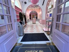 Stylenanda Pink Hotel - 3CE
https://www.stylenanda.com/

1階から5階ぐらいまでホテルの空間を意識したブティック＆コスメショップです。