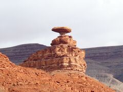 モニュメントバレーの手前にある景勝地、メキシカンハット。
UFOが着陸しているような、なんともアンバランスな岩です。