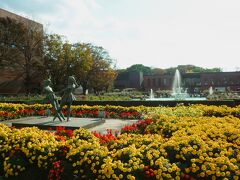 折角の秋晴れなのでちょっと離れた「石橋文化センター」まで来ました。

ブリヂストンの創業者・石橋正二郎が昭和３１年に市へ寄贈して施設で、園内には美術館・音楽ホール・図書館・記念館と四季折々の花が彩る庭園を有する総合文化施設です。

＊詳細はクチコミでお願いします