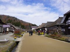 さて、大内宿にきました。
こちらも前回台風のため来られなかった場所です。

おそばが有名と言うことで、三澤屋さんで整理券番号をもらってから散策！
1時間半後と言われたのでね。
