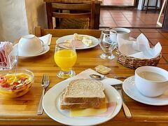 二日目。シンプルですがおいしい朝食でした。