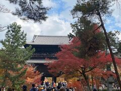 買い物が終わり、次の目的地南禅寺に行きました。

混雑はある程度予想していましたが、思っていたより混んでいませんでした。
ドライバーさんは、四条のあたりの人出はいつもより少ないと言っていましたが、どうもアレのパレード中継を見るからかな？と話していました。