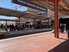 約2時間弱で到着！出発も到着もオンタイムだった。一瞥したところ、チャマルティン駅（Estación de Chamartín）は赤がテーマカラーのようだ。
