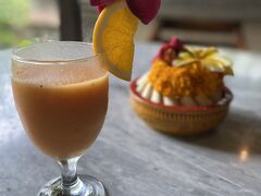 豪雨の中、ニュークニンのアラムジワに到着しました。
宿の方は少し日本語ができて、とても親切。
ウェルカムドリンクをいただきました。