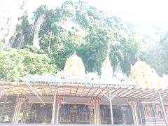 バトゥ洞窟は中にヒンズー教の寺院があります。