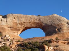 昨日見かけて、寄り道しそこなったWilson Arch。
アーチはUS-191の道路わきの、切り立った岩の上にあります。
せっかくなので、アーチのたもとまで登ってみることにします。
足場は滑りやすい岩と砂で、かなりの急勾配です。
トレッキングシューズでないと、上るのは大変です。