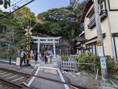 御霊神社の前は、江ノ電の線路が通ってます。風情あり。