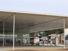 海の駅なおしま

多くの人が、足早に海の駅横の町営バス乗り場に向かいます