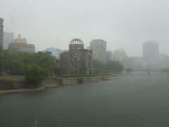 １時間弱の広電乗車で原爆ドームまでやってきました。小雨だった雨は、ココらで豪雨となりコンビニにて傘を購入します。