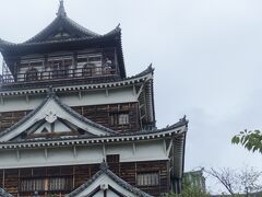 小雨になったものの、タクシーにて広島城に移動。旅先でタクシーに乗るのは久しぶりです。