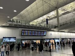 香港国際空港に到着。
入国審査前に電車移動があって驚きました。