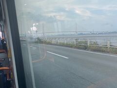 横浜市営バスに乗車。大黒埠頭を一回りするようでつばさ橋が見えたりします