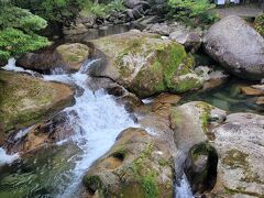 ２日目は白谷雲水峡へのガイドツアーを予約していました。
最初は太鼓岩までをお願いしていましたがぎっくり腰になってしまったので半日の苔むす森に変更。
ガイドさんがホテルまで迎えにきてくれました。
ここは出発地点
