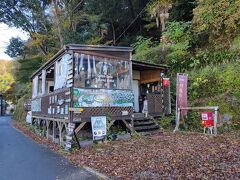 平日だというのに近くの蕎麦屋はどこも長蛇の列。
唯一空いていた蕎麦屋に入ったら、後から入ってきた婆さん二人組がまあマナーがなっていなくて、その傍若無人振りに辟易としてそのまま退散。
退散して奥様＠不良夫婦とブツクサ言いながら通り掛かったカフェがこちら。
From here (フロム ヒア)
その時は「もう何でもいいや」くらいのつもりだった。