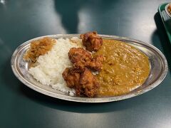 夕食はラッキーピエロ函館駅前に行ってチャイニーズチキンカレーを食べました

混んでいたので注文して食品が届いて食べるまで30分くらい待ちました