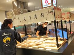 お昼頃スパランドを出て新世界の百貨店のデパ地下へ。
お寿司が売ってます。
日本食は大人気。
