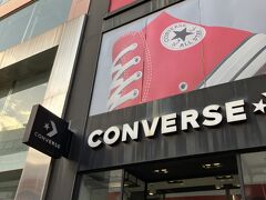 地下鉄1号線　119西面　→　111南浦　移動します。

西面駅広い！
まずはT-monyカードにチャージします。
チャージ機日本語が選択できるので簡単にできました。
さて、地下鉄に乗ろうとキョロキョロしているとおじさんに韓国語で声をかけられ（Nちゃん、Yちゃん対応）
「どこに行くの？」
「南浦です」
「1号線はあっちだよ」と教えてくれました。
無事に1号線地下鉄乗り場にたどり着いて乗車。

15:20 無事到着し、まずはＨちゃんリクエスト
「ＣＯＮＶＥＲＳＥ」

ここの店舗は、スニーカーのカスタマイズはやっていないとのこと。
ネットで見てすごくかわいかったのになー残念。
