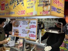 15:50 釜山名物「シアホットク」を食べましょう。　
オリーブヤング近くのオレンジの看板で目立つこのお店は人気で大行列でした。

揚げ焼きした生地に黒砂糖やナッツなどを挟んだおやつです。
1個2000ウォンの前払いでした。