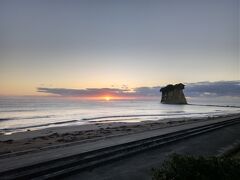 「のとじ荘」のデッキから見た見附島＆日の出です。