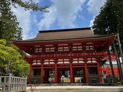 　宿坊をチェックアウトし、大門まで歩いてきました。

　山火事や落雷等で焼失し、現在の建物は1705年に再建されたものだそうです。左右に安置された金剛力士像は、東大寺南大門の仁王像に次ぐ日本で２番目の大きさで、江戸中期に活躍した運長と康意の作だそう。