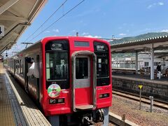 　橋本駅で南海高野線極楽橋駅行きに乗り換えます。

　南海電鉄では、平日は2往復、土・休日は3往復(夏期)で、橋本駅から極楽橋駅まで特別観光列車「天空(てんくう)」を走らせています。橋本・極楽橋間の標高差443メートルを最急勾配50‰で登る南海鉄道高野線は、日本全国でも有名な私鉄登山列車の一つです。

　往路では時間が合わなかったため、「天空」には復路で乗ることにし、極楽橋駅までは通常の車両で向かいます。

　※赤い電車も可愛いですね