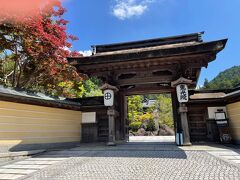 　今夜お世話になる宿坊「恵光院」さん。

　その昔、高野山では、「越後の国は何々院、山城の国は何々院」というように、それぞれの所縁坊が決まっていたそうです。1832年の調べでは、高野山には812の寺院があったようですが、明治の廃藩置県によって高野山の所領や山林が国に没収されたり、火災で消失したりして、今では寺院の数は117寺、うち宿坊を提供しているのは52寺となっています。

※「奥之院ナイトツアー」の集合場所になっている恵光院さんに宿泊を決めました。