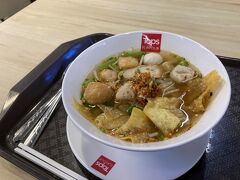 夕飯はエンパイアープレイスの並びのエンパイアータワーに入っているスーパーTOPSのフードコートで各々麺類をオーダーしました