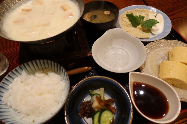 店内は結構こんでましたが、待たされずに座れました。頂いたのは旦那が生湯葉定食。とってもヘルシーです