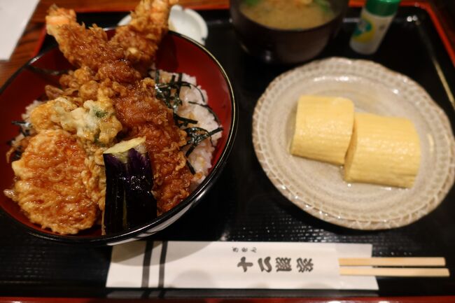 私が頂いたのが大海老天丼。ともかくエビが大きく、こんなに大きな海老天を頂いたのは久しぶりでした。名物のだし巻き卵はまた食べたくなる味です