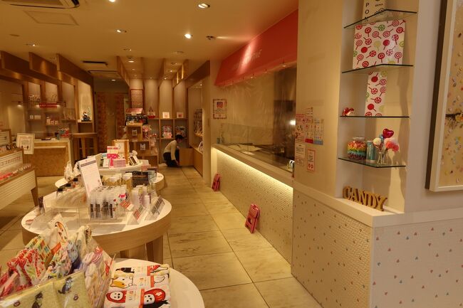 1階がショップになっており、華やかで、可愛いキャンディやアクセサリーが販売されています