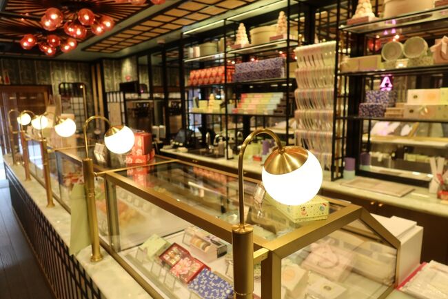 町家風の外観とは違い、中は洋風の華やかな雰囲気。そのギャップが面白い