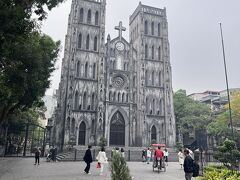 ホテル目の前の大聖堂。
中に入るときは長袖が必須です。