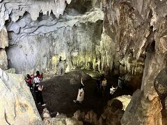 広大な空間が洞窟内に広がっています。