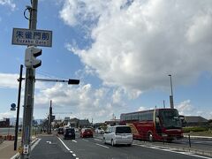 少し天気が怪しいな・・・と思いつつ、近鉄駅前で自転車を借りて、20～30分ほどで平城京跡。電動自転車1日借りて1500円。身分証が必要です。

自転車レンタルの方に、「雨が降ってしまうかもしれないけど申し訳ない」と言われ、いえいえそれは自分の責任なんで！とか答えてましたが、この自転車をレンタルするという選択がだいぶグッジョブだったと平城京跡で知る事に　笑