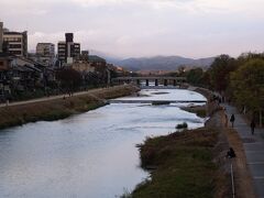 叡電と京阪を乗り継いで四条へ。

四条大橋からの夕景。