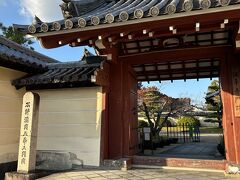 平城宮跡を出て、自転車で5～10分、あわただしく法華寺へ。
藤原不比等邸跡を光明皇后がお寺としたところです。