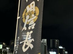 杜の架け橋。歩行者デッキを進むと、信長公を視線の高さで見ることができます。
