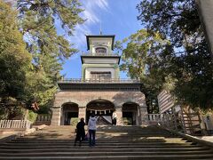 香林坊の百貨店などを経由して、次にやってきたのは、尾山神社。
神門が素敵。