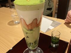 まぁたまにはこういうのもいいでしょう。
美味しい抹茶パフェにコーヒーで贅沢気分。