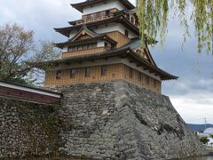 高島城
かつては諏訪湖に突き出した水城で「諏訪の浮城」と呼ばれていましたが、江戸時代初めに諏訪湖の干拓が行われ、水城の面影は失われました。浮城の異名を持っていた事から日本三大湖城の一つに数えられてはいるそうです