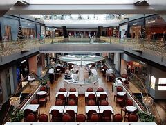 サンズの地階に続くショッピングモールのカフェ
午前の開店直後なので、まだお客さんは少ないようだ。