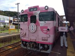 福渡駅到着。
地元の方が歓迎してくださいます。
このように記念撮影もね。