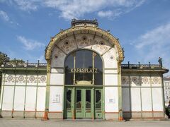 「カールスプラッツ駅」1894年完成　

ワグナーが手がけた駅舎のひとつです。
先に記した”歴史主義建築”が重厚構築な建築であったのに対し、真逆の薄い大理石の外壁と鉄骨で組上げた軽量構築な建築です。