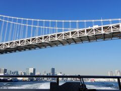 視察船「東京みなと丸」のパンフレットより引用。
④レインボーブリッジ
東京湾の中心部である。有明・青海・台場方面と都心方向を結び、上層は首都高速11号台場線、下層は臨港道路、新交通システムの二層構造のつり橋です。

橋の下を通過すると、急速に「セブンアイランド 愛」が接近して来た 
