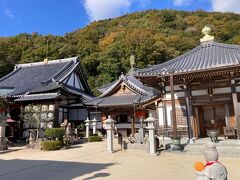 西宮駅から神呪寺（甲山大師）までは直線距離だと短く、駅から20分かからず甲山大師まで到着できた。
西宮駅からだと市民体育館から広田神社を通り、御手洗川沿いの「大師みち」で一挙に急坂を上って行くルートになる。車で行った場合の距離は約5.1km、西宮駅前の標高は7.5m、広田神社で17mだが、甲山大師のバス停前で標高は192mになる。西宮駅からだと平均勾配は3.6パーセント、広田神社からだと5.2パーセントにもなる。鉄道に例えれば、近鉄奈良線の額田から石切の間と同じ、再急こう配区間では神戸電鉄線の湊川から鵯越と同じくらいで相当な勾配だ。
西宮から神戸にかけての市域がいかに急峻かが分かる。
実際、大師みちは、相当な急坂が続く。
