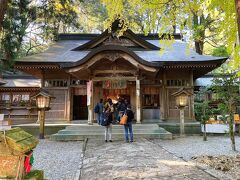 石段を上ると鎮座する本殿。約1900年前に創建されたとか？
神社自体はこじんまりしていて、参拝者も少な目でした。
杉木立の中に鎮座する様相はいかにもパワースポット！