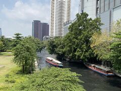 次はこの運河でボートに乗ってみたいな。
セントラルワールドへ戻って、シャトルバスに乗って空港近くのアウトレットモール、「セントラルビレッジ」へ移動します。